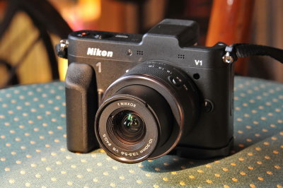 Nikon 1 V1 mit Objektiv 10 -30 und Handgriff GR N 1000