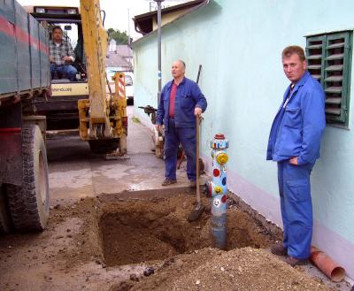Austausch eines kaputten Hydranten, Frohsdorf