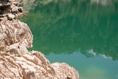 Las Rocas que Rodean la Laguna Tienen Formas muy Especiales