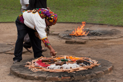 Sacerdote Maya Preparando una Ofrenda