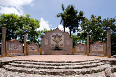 Fuente de los Mosaicos, Presente del Gobierno de Mexico a la Colonia Mexicana en Guatemala