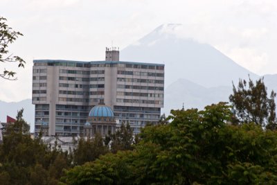Vista de la Cupula de la Catedral de Guatemala y Volcan de Agua