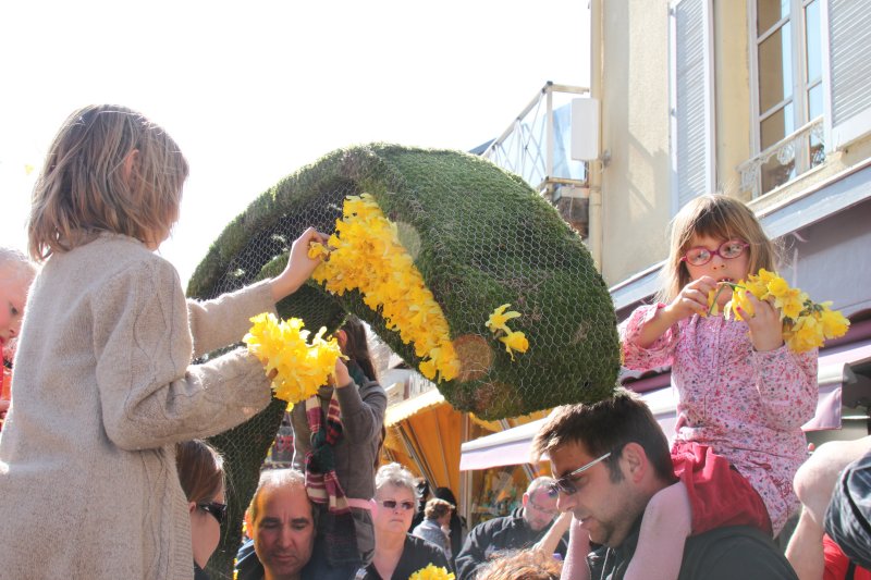 Juchs sur les paules de leur papas, mme les plus petits mettent la main  la pte