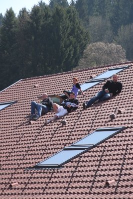 Pour assister au défilé des chars, les spectateurs ont pris place jusque sur les toits