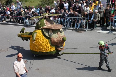 Le dimanche, le corso fleuri dfile dans les rues de Grardmer