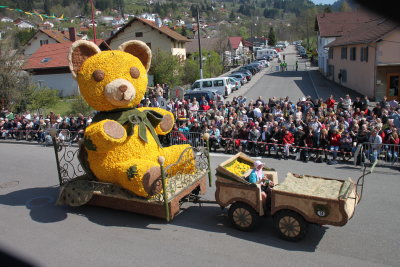 Moi, je dors avec Nounours dans mes bras... s'il ne prend pas toute la place!!