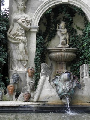 Château de Pubol : fontaine aux bustes de Richard Wagner