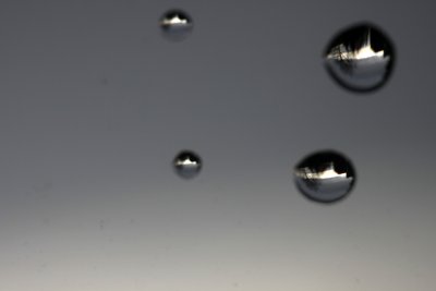 Reflet d'un ciel nuageux dans une goutte de pluie - Reflection of a cloudy sky in a drop rain