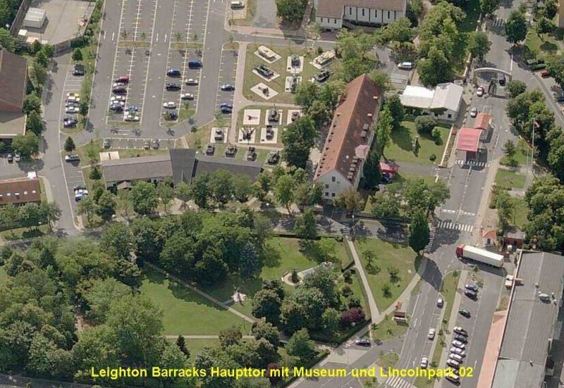 Leighton Barracks Haupttor mit Museum und Lincolnpark 02.jpg
