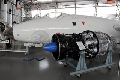 Rolls Royce Avon Gas Turbine in front of a English Electric Canberra WK 165 (SAAM_100_2846)