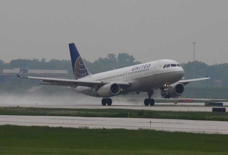 ChicagoIL UAL  A-320 N424UA  Rotating  5-21-11 210 PM 1.JPG