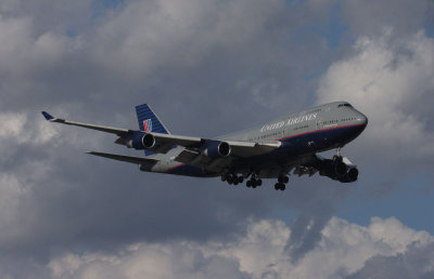 Chicago  IL  UAL  B-747-400    N128UA  10-18-07  340  PM  7  Re-Crop.jpg