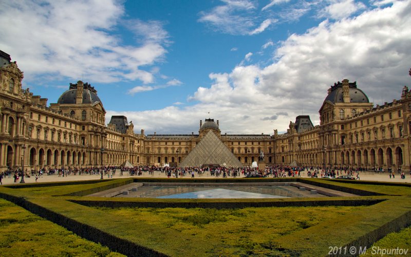 Louvre and Place du Carrousel