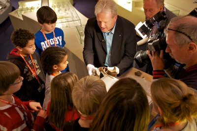 Dick Mol legt onder het toeziend oog van de TV-camera aan de jeugd uit dat het schedeltje uit vele onderdelen bestaat.