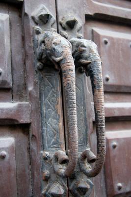 doorHandlesElephants