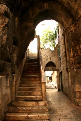 splitstairs towomenschuch.jpg