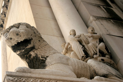 carvedlionsriddenby215.jpg