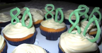 80th cupcakes