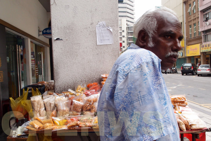 Muruku seller 20110522-081919-013.jpg