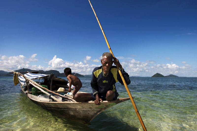 Father and child living in their boat home off Gusungan Island.