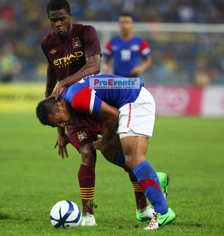 Mohd Safee (blue) tussling with Abdul Razak (maroon)