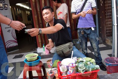 Betel leaves seller 20110522-091126-089.jpg