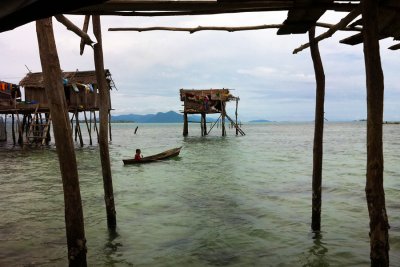  Pulau Bodgaya: Sea gypsy paddling her boat