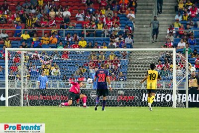 Vito Mannone fails to stop Azmi Muslim scoring Malaysia's first goal