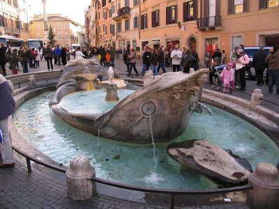 Fontana della Barcaccia, Piazza Spangna