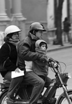 Familia en moto