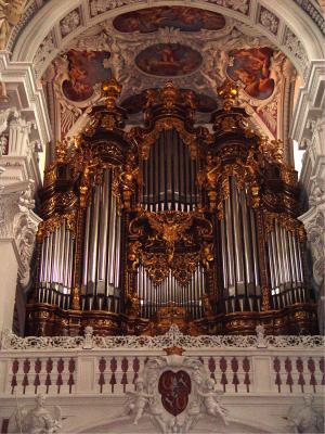 passau organ- larges organ outside of Notre Dame.jpg