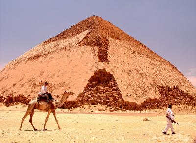 cultural confusion in front of the 2nd pyramid.JPG