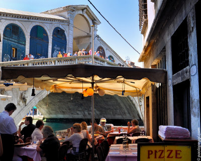 Would you like to have lunch under the Rialto Bridge?