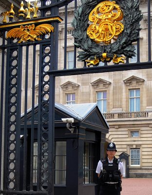 Hey Boss! Tell me now: you've got an appointment with Elizabeth? (Main entrance,Buckingham Palace,London)