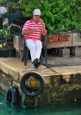 The busy gondolier ...