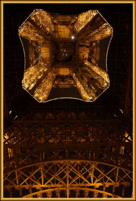 Tour Eiffel Bottom Up