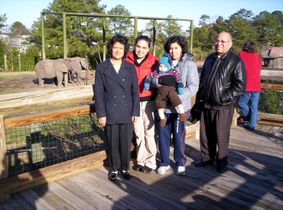 Familia Rodriguez posando frente al area donde comian los elefantes