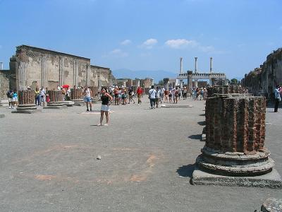 Pompeii with its many tourists