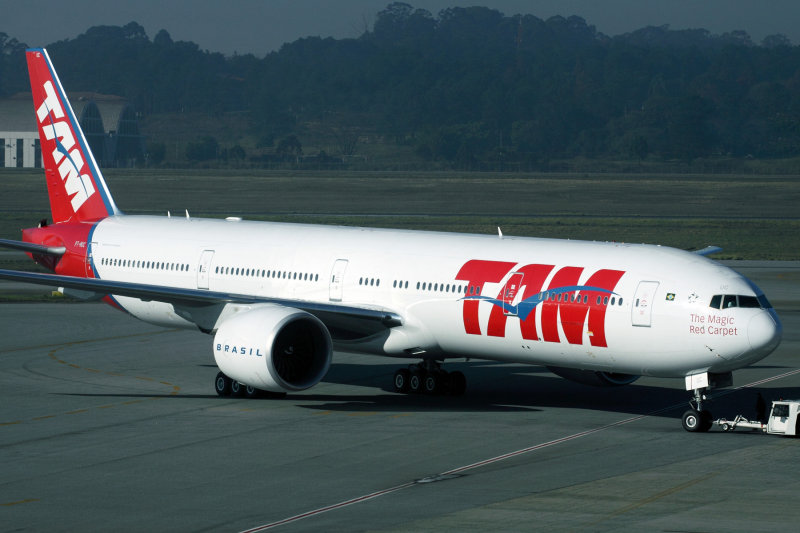 TAM BOEING 777 300 GRU RF IMG_5021.jpg