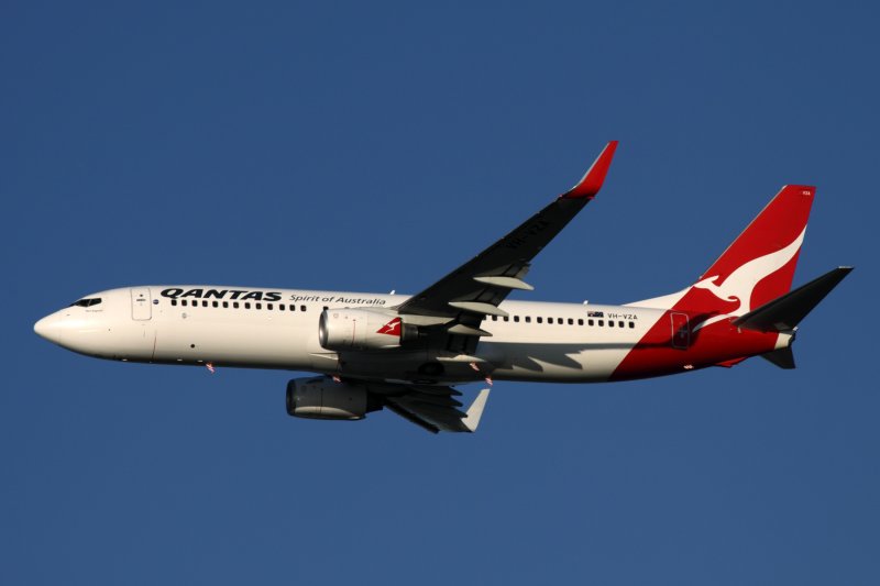 QANTAS BOEING 737 800 SYD RF IMG_9910.jpg