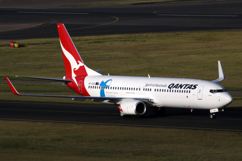 QANTAS BOEING 737 800 SYD RF IMG_9738.jpg