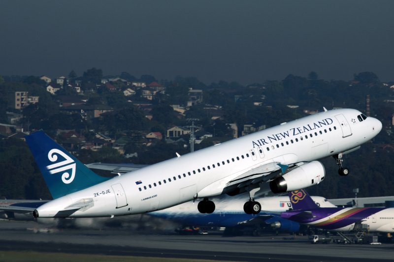 AIR NEW ZEALAND AIRBUS A320 SYD RF IMG_1130.jpg