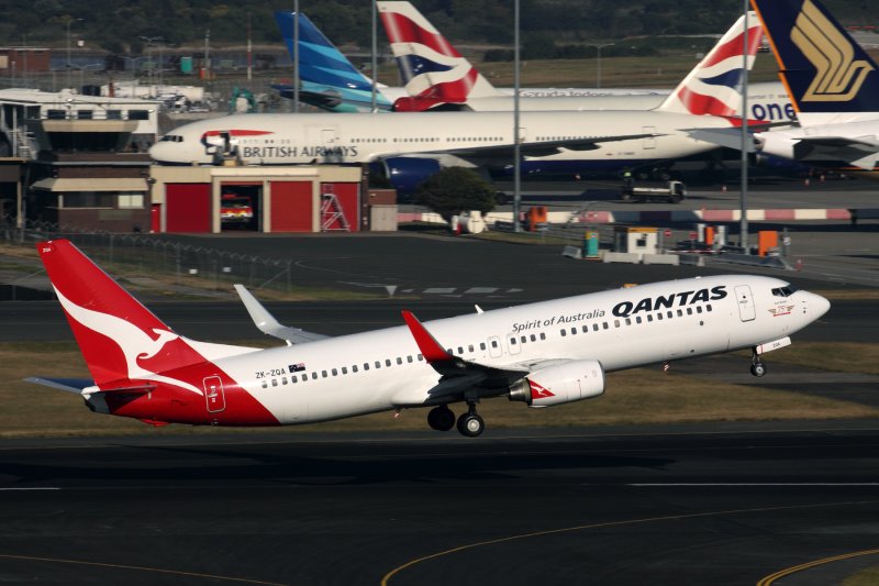 QANTAS BOEING 737 800 SYD RF IMG_1144.jpg