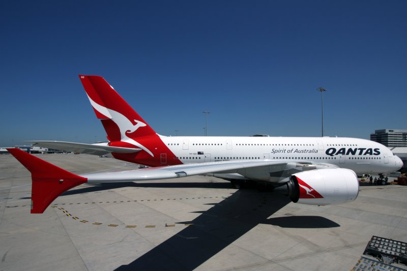 QANTAS AIRBUS A380 SYD RF IMG_6209.jpg