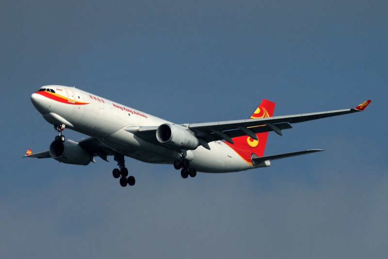 HONG KONG AIRLINES AIRBUS A330 200F BKK RF IMG_2044.jpg