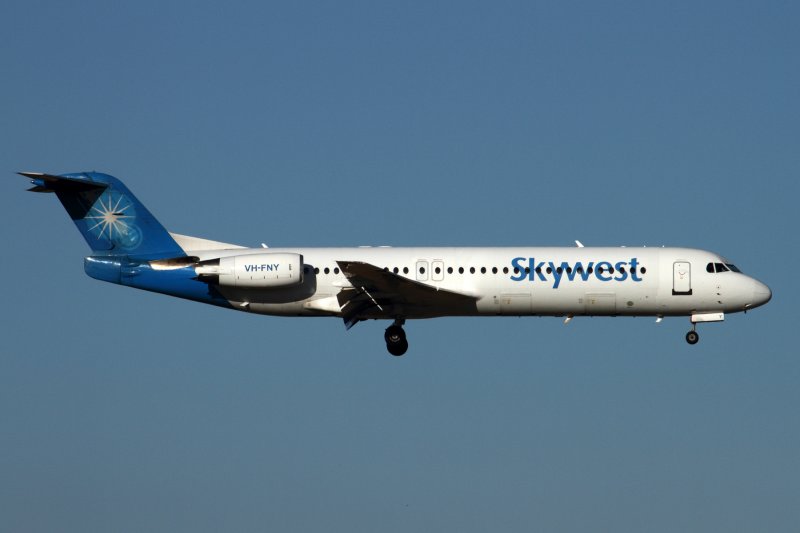 SKYWEST FOKKER 100 PER RF IMG_3090.jpg