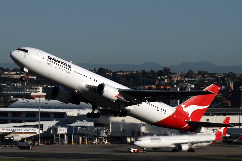 QANTAS BOEING 767 300 SYD RF IMG_3324.jpg