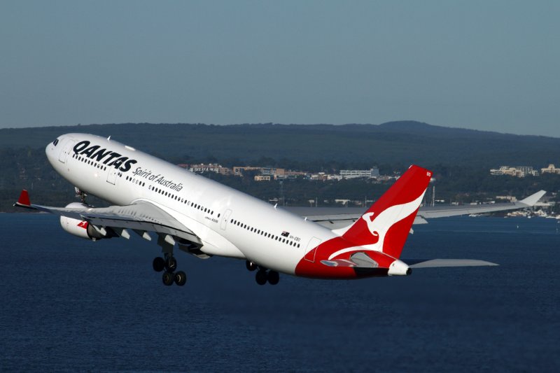 QANTAS AIRBUS A330 200 SYD RF IMG_3651.jpg