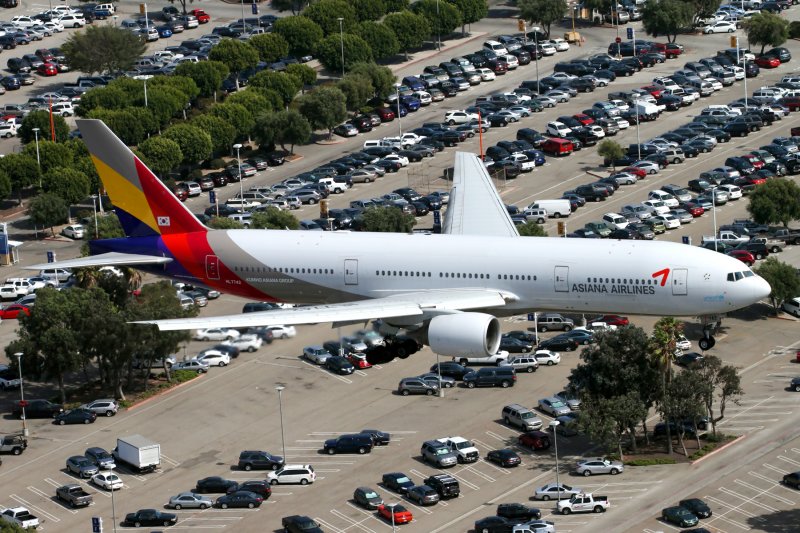 ASIANA BOEING 777 200 LAX RF IMG_5146.jpg