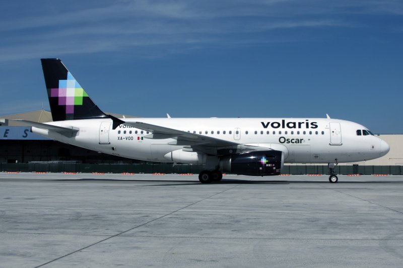 VOLARIS AIRBUS A319 LAX RF IMG_6733.jpg